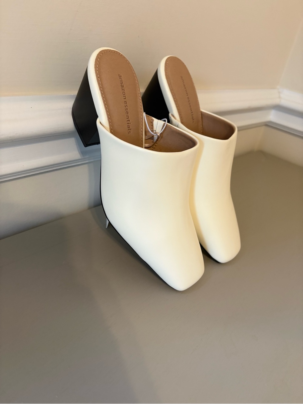 Amazon Essentials Cream and Black Slip-On Block Heel Mules